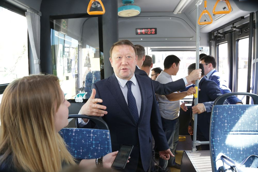 Кумар Аксакалов протестировал новый автобус