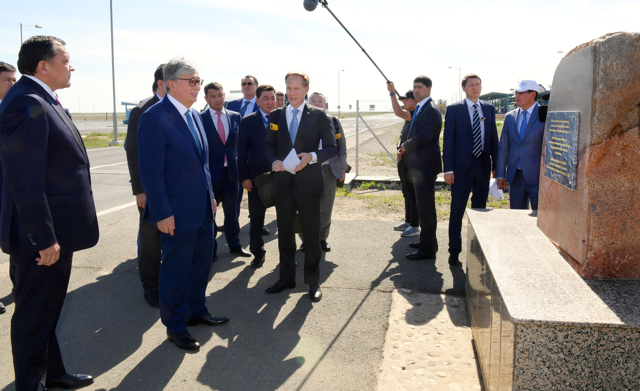 Касым-Жомарт Токаев посетил завод по переработке нефти и газа «Болашак»