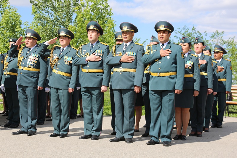 Казахстанские военнослужащие торжественно отметили День государственных символов