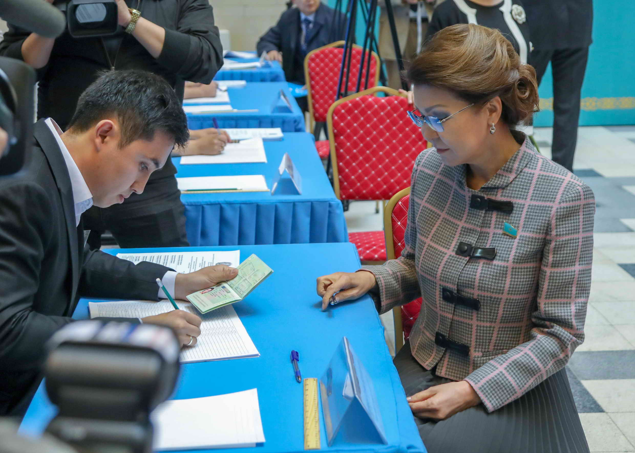 Дарига Назарбаева проголосовала в столичном Дворце школьников