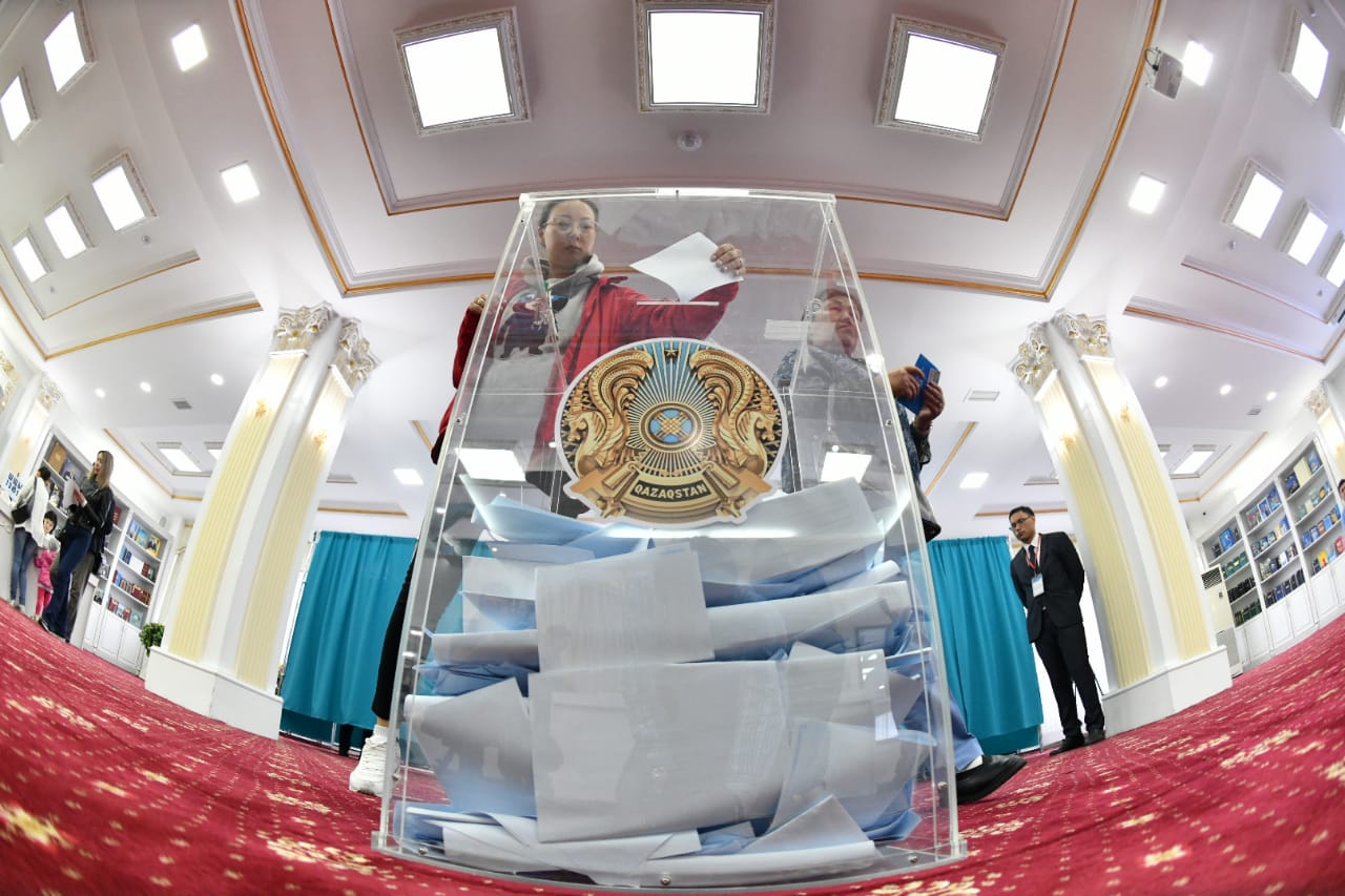 На выборах в Казахстане проголосовали 77% избирателей