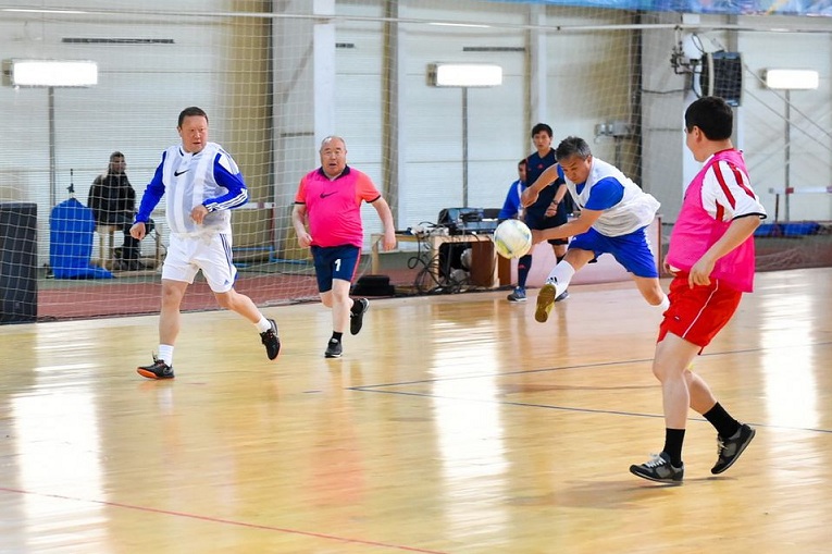 Кумар Аксакалов и акимы районов сыграли в футбол на спартакиаде
