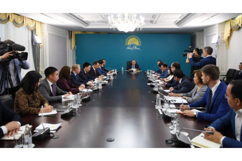 Нурсултан Назарбаев посетил центральный аппарат партии «Nur Otan»