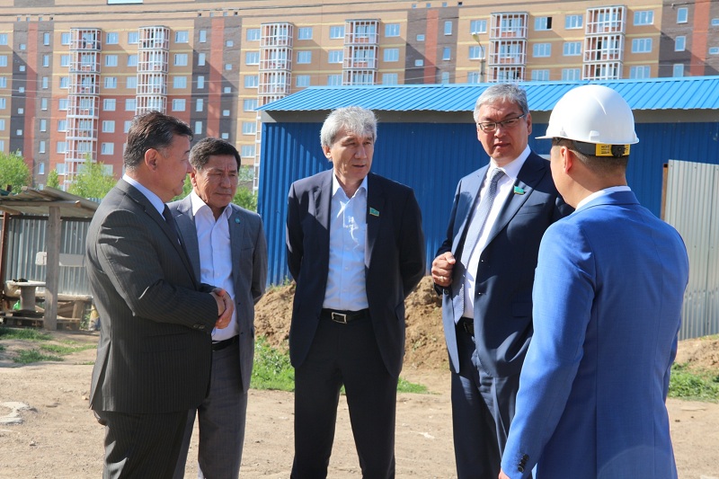 Депутаты Мажилиса ознакомились в ЗКО с ходом строительства 9-этажного жилого дома
