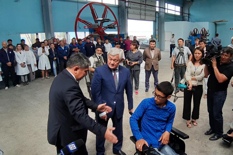 Бердибек Сапарбаев вручил инвалидам первые электроколяски, сделанные в Казахстане