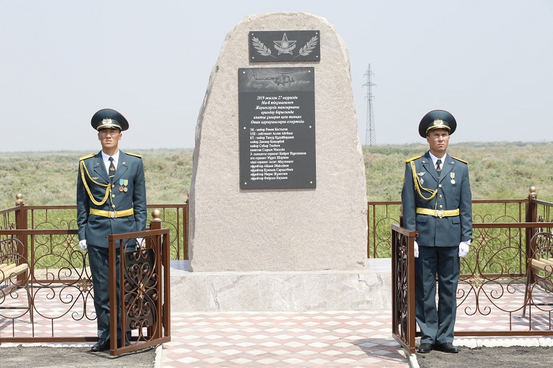 На месте крушения вертолета Ми-8 установили памятник погибшим летчикам