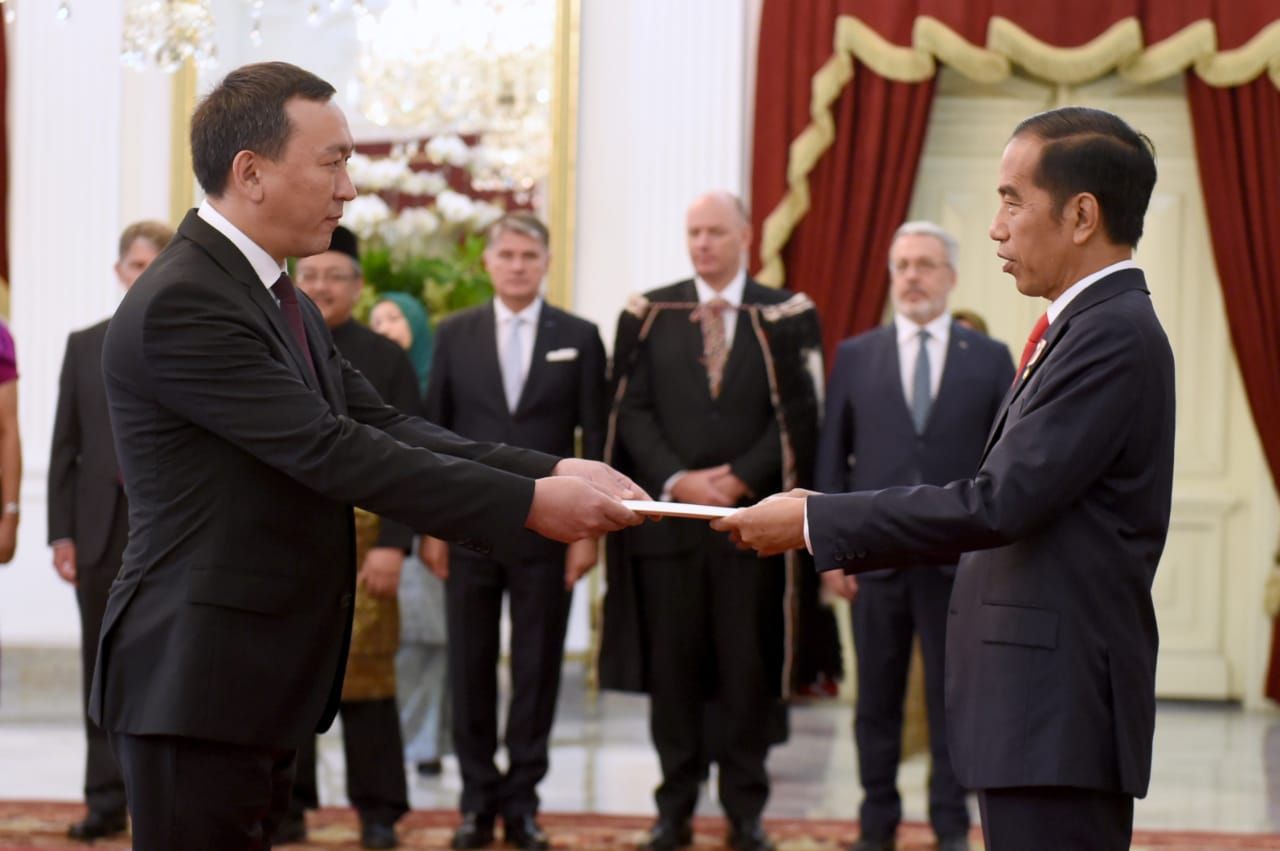 Посол Казахстана вручил верительные грамоты Президенту Индонезии