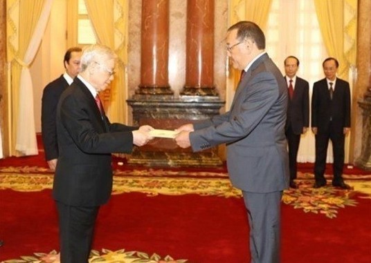 Посол Казахстана вручил верительные грамоты Президенту Вьетнама