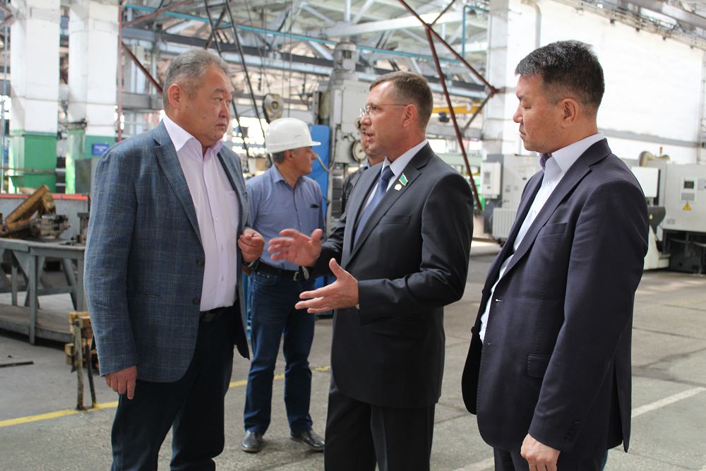 Депутаты Мажилиса ознакомились с деятельностью Актюбинского завода нефтяного оборудования