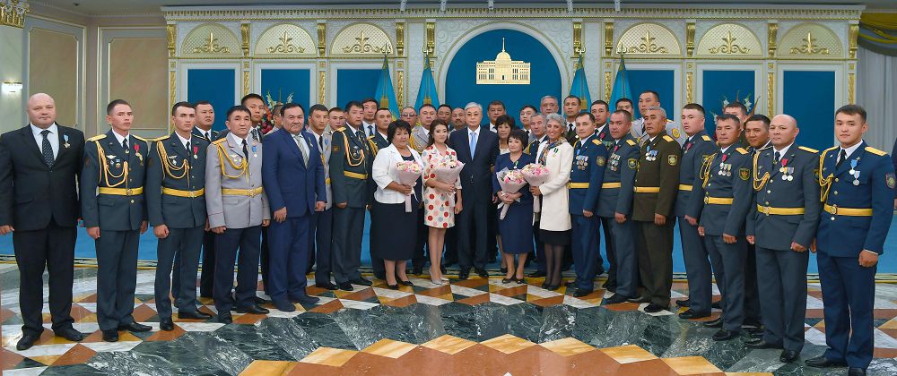 Глава государства вручил государственные награды участникам ликвидации чрезвычайной ситуации в г. Арысь