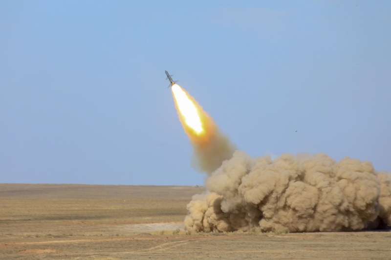 Воздушный бой и запуск ракет - учения ВС РК в Карагандинской области