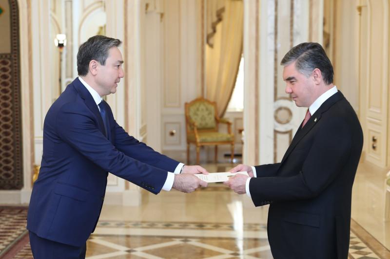 Посол Казахстана вручил верительные грамоты Президенту Туркменистана