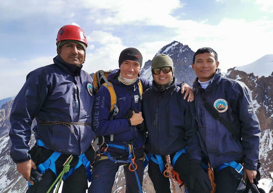 Военные альпинисты Казахстана и Индии совершили восхождение в поддержку Геннадия Головкина