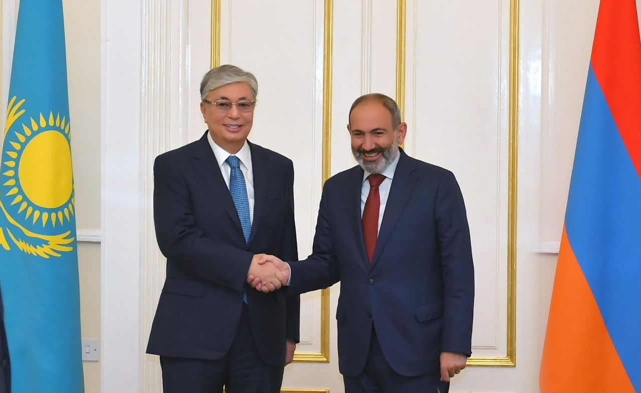 Глава государства встретился с Премьер-министром Армении Николом Пашиняном
