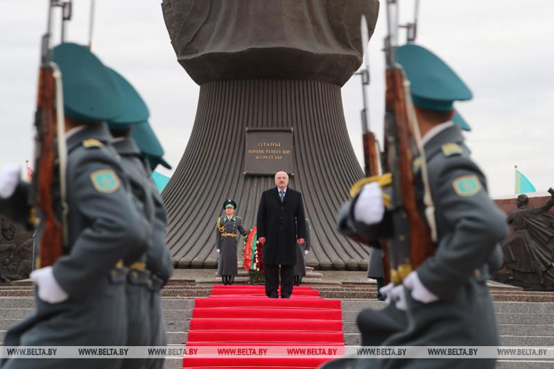 Александр Лукашенко возложил цветы к монументу «Отан қорғаушылар»