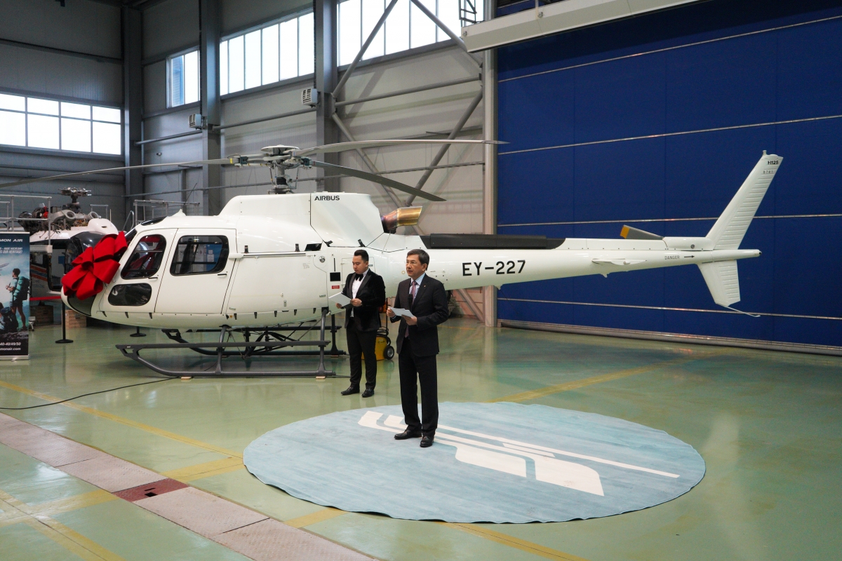 Собранный в Казахстане экспортный вертолет передали Таджикистану