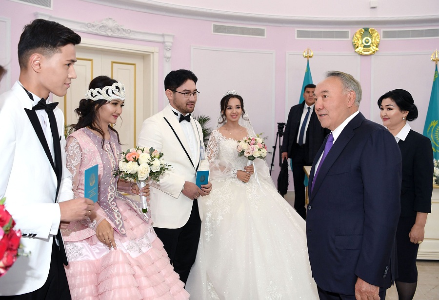 Нурсултан Назарбаев посетил новый Дворец бракосочетания в Туркестане