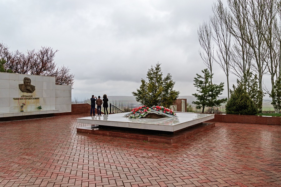 Касым-Жомарт Токаев возложил цветы к мемориалу Чингиза Айтматова в Бишкеке