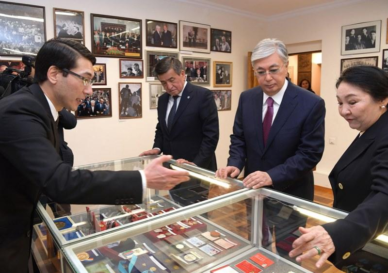 Глава государства посетил Дом-музей Чингиза Айтматова