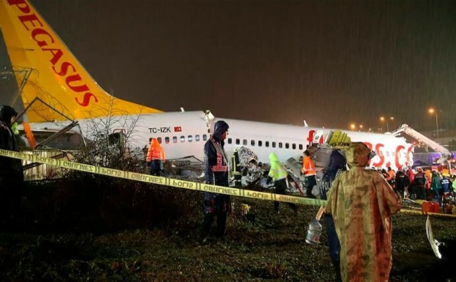 При посадке самолета в аэропорту Стамбула пострадали два казахстанца