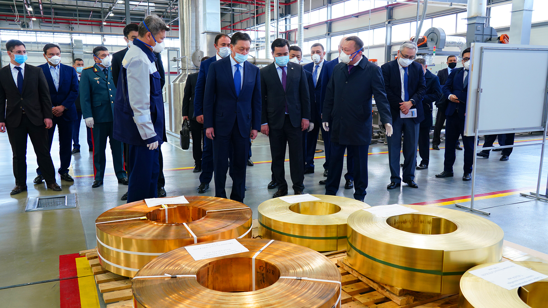 Аскар Мамин посетил новые производства в Карагандинской области