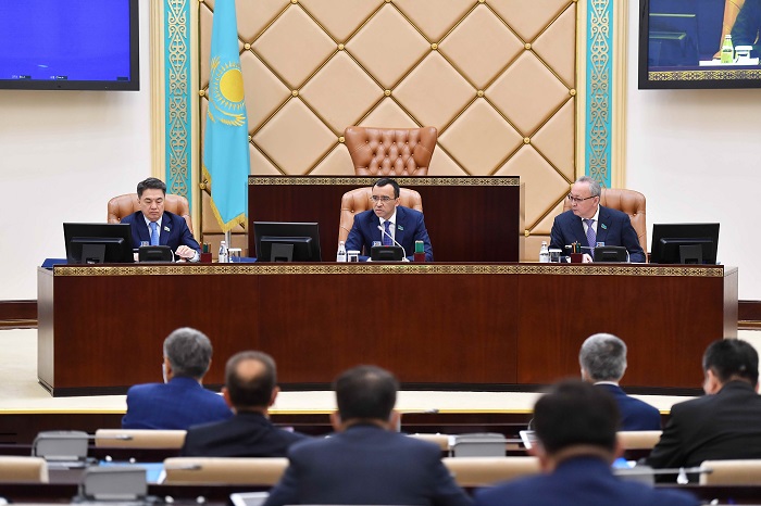 Маулен Ашимбаев: Значительно упрощены процедуры создания политических партий
