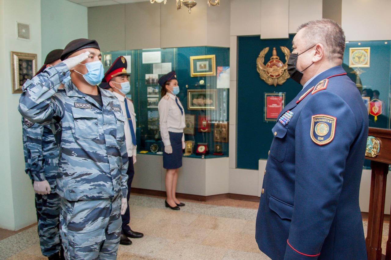 Ерлан Тургумбаев вручил молодым полицейским их первые служебные удостоверения