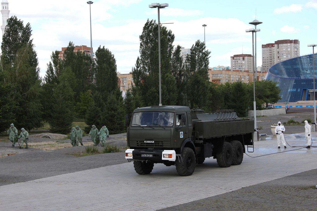 В 19 городах Казахстана военные проводят дезинфекцию