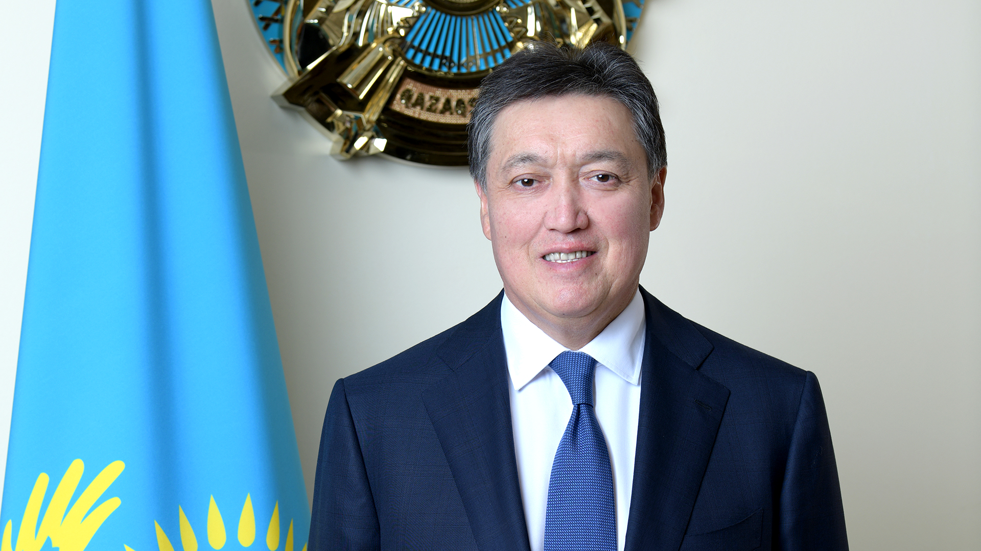 Аскар Мамин поздравил казахстанских госслужащих с профессиональным праздником