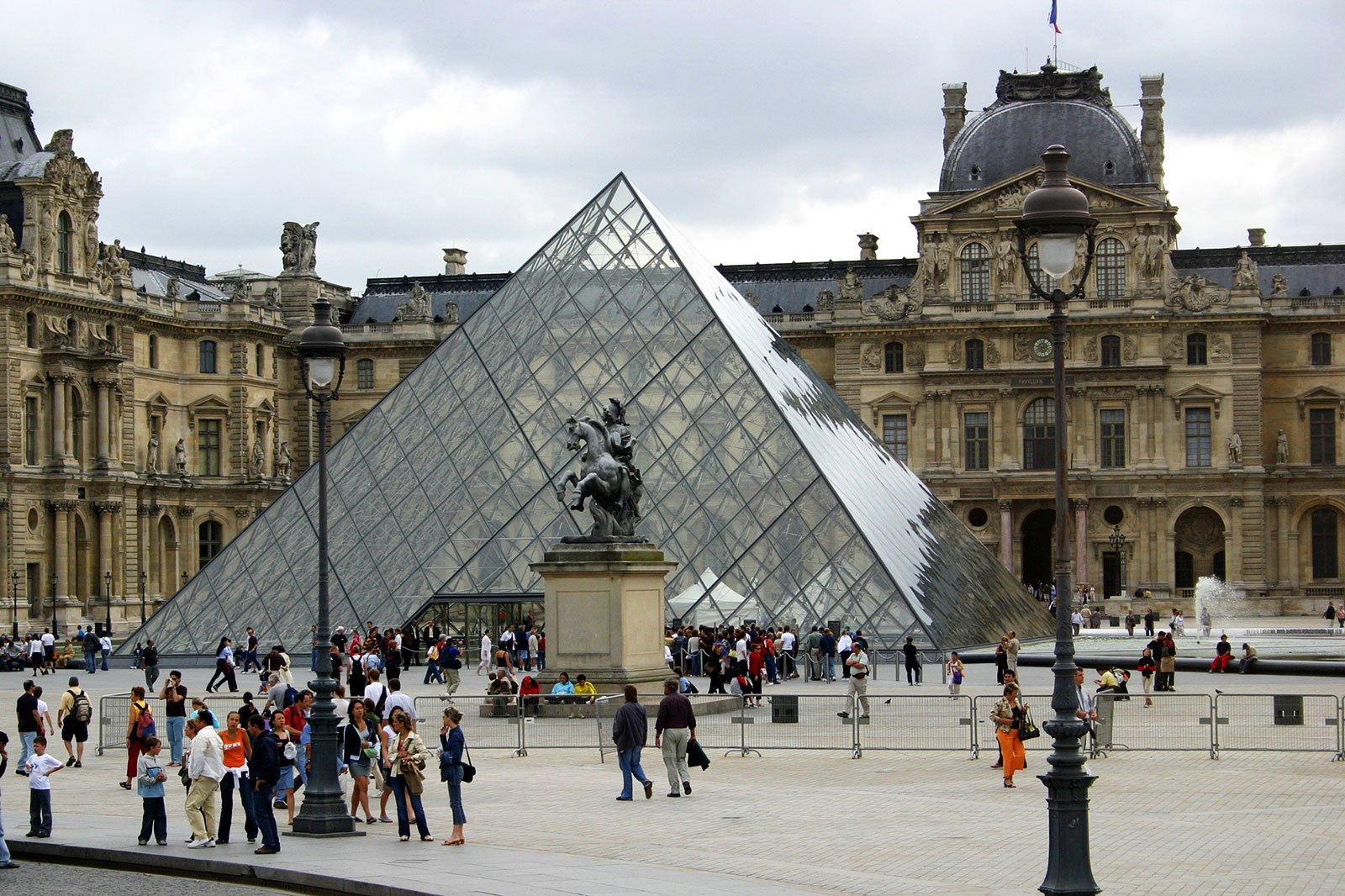 В Париже вновь открылся Лувр