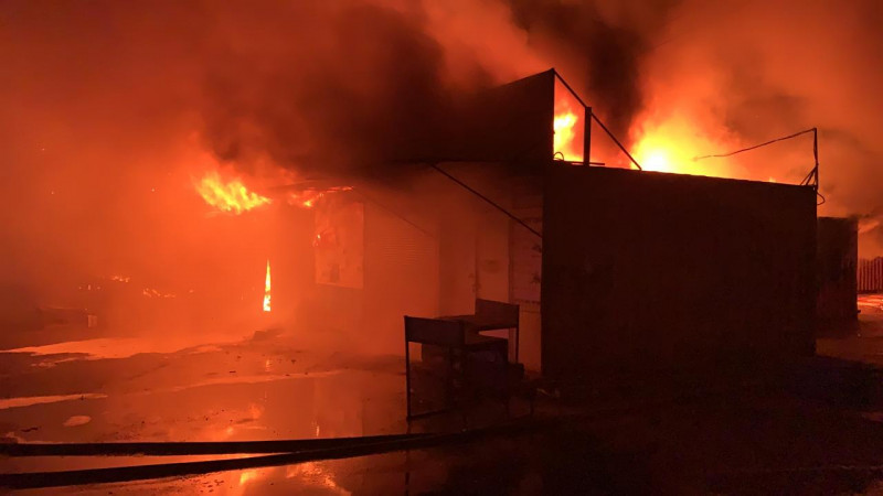 Крупный пожар произошел на рынке в Караганде