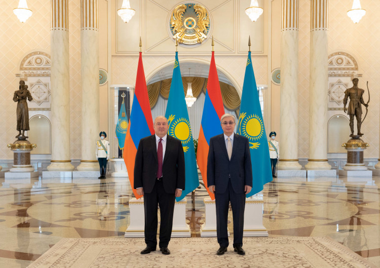 Глава государства встретился с президентом Армении