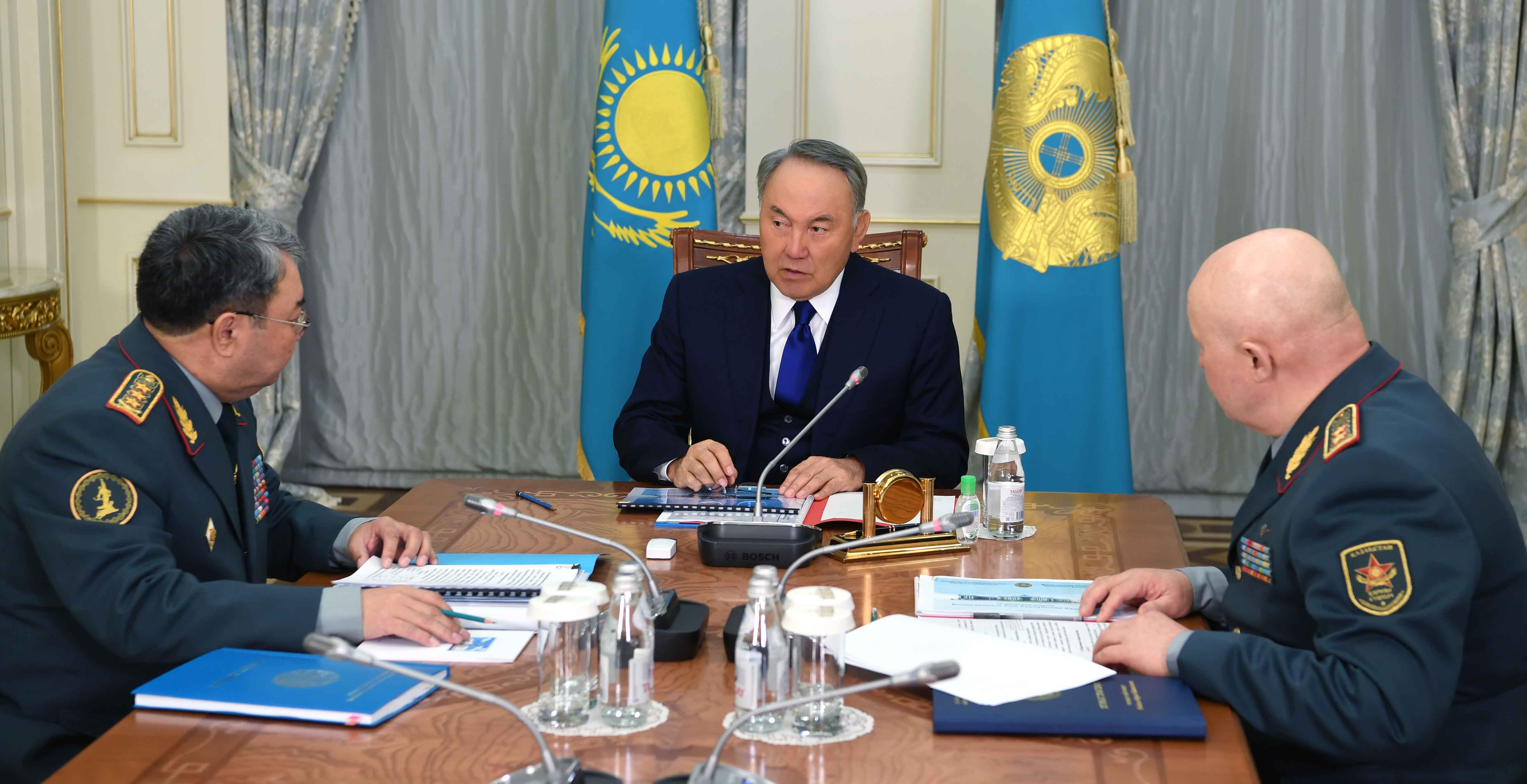 Глава государства Нурсултан Назарбаев встретился с министром обороны Сакеном Жасузаковым