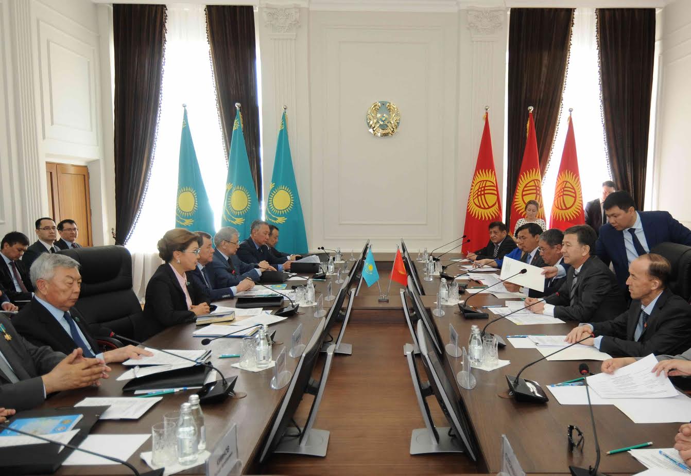 Казахстанские сенаторы встретились с делегацией Жогорку Кенеша 