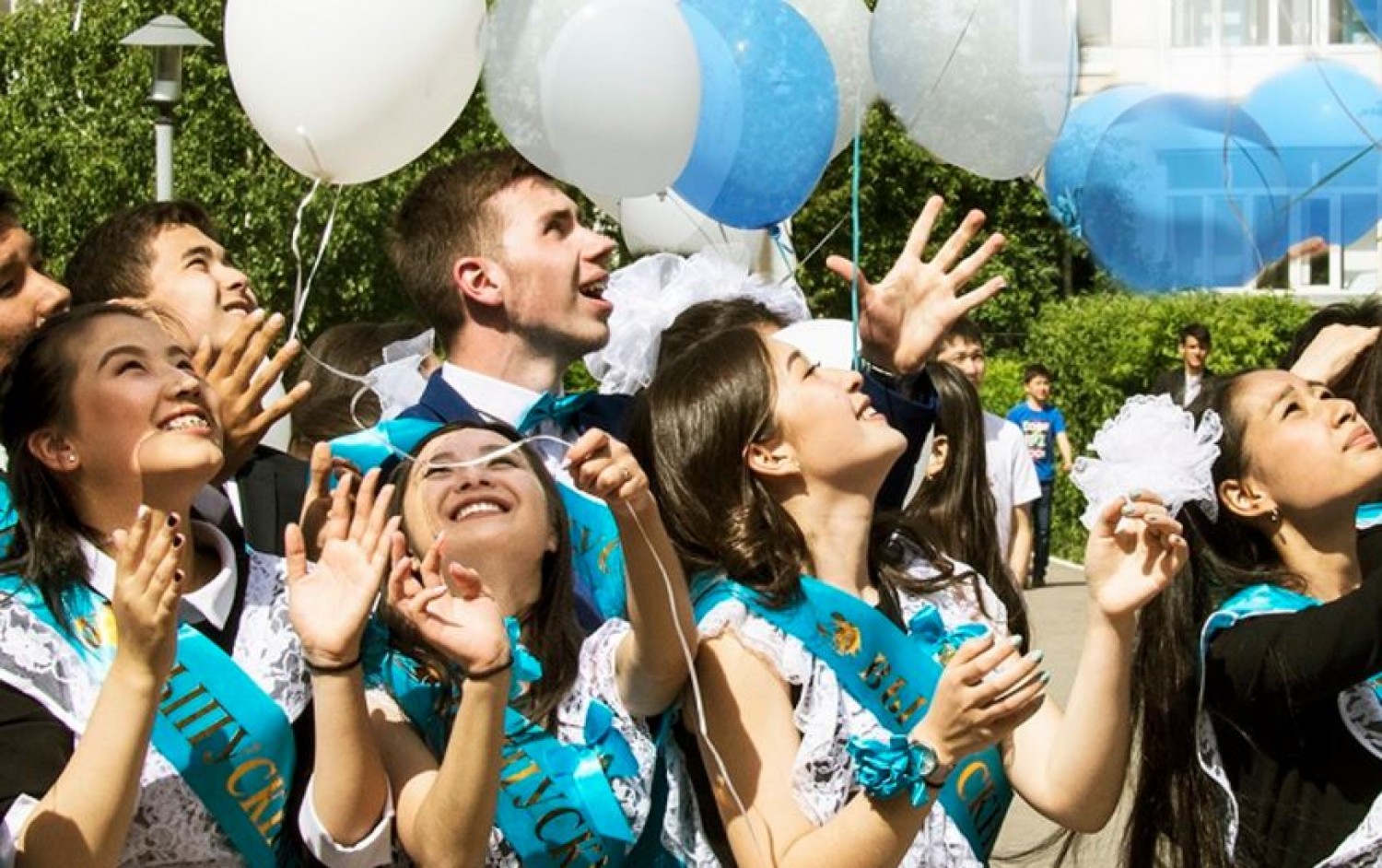 Выпускников с казахским языком обучения вдвое больше, чем с другими языками обучения