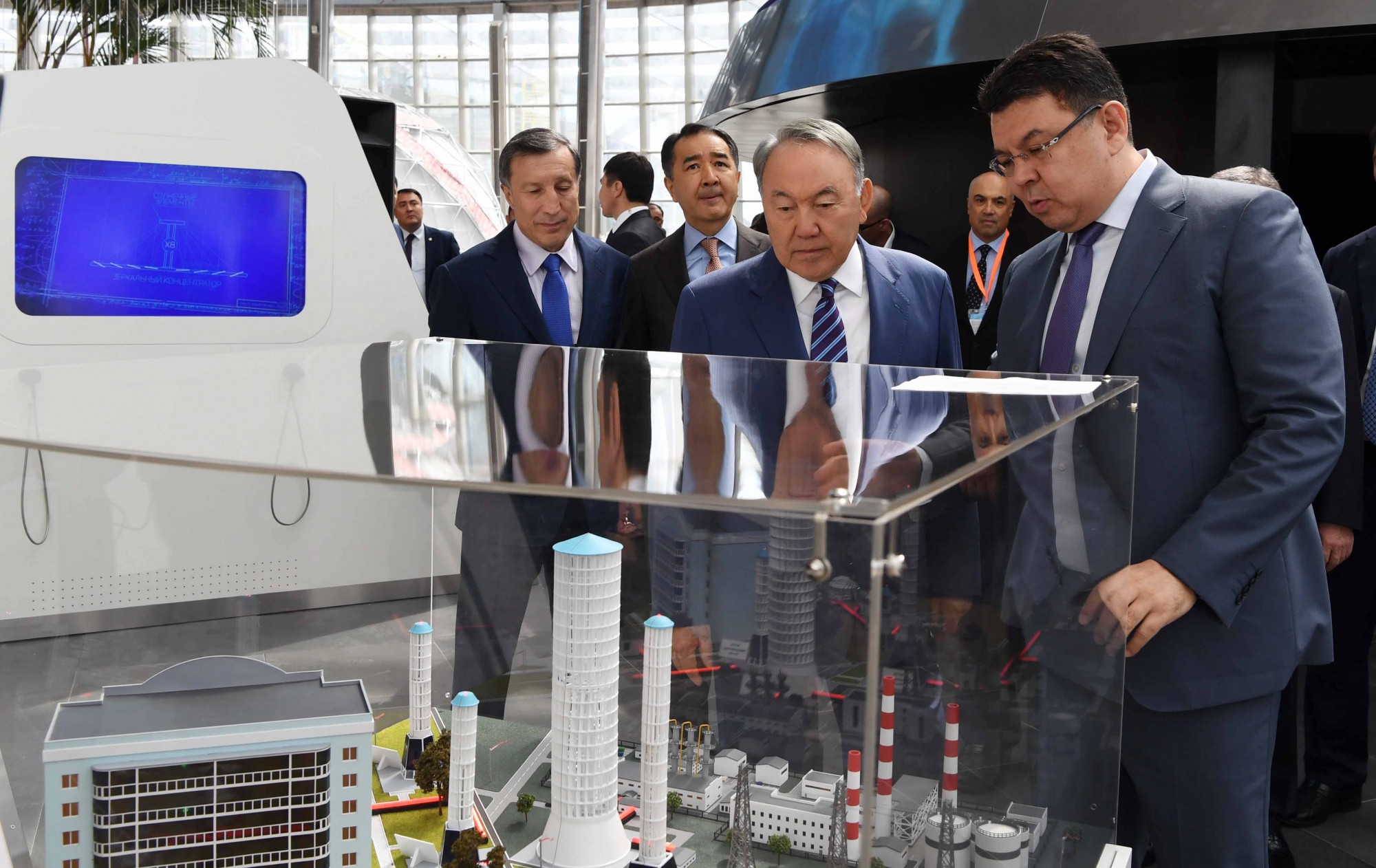 Нурсултан Назарбаев посетил выставочный комплекс «Астана ЭКСПО-2017»