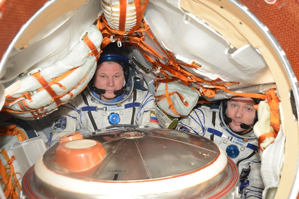 Сегодня в Карагандинской области приземлятся космонавты Олег Новицкий и Тома Песке