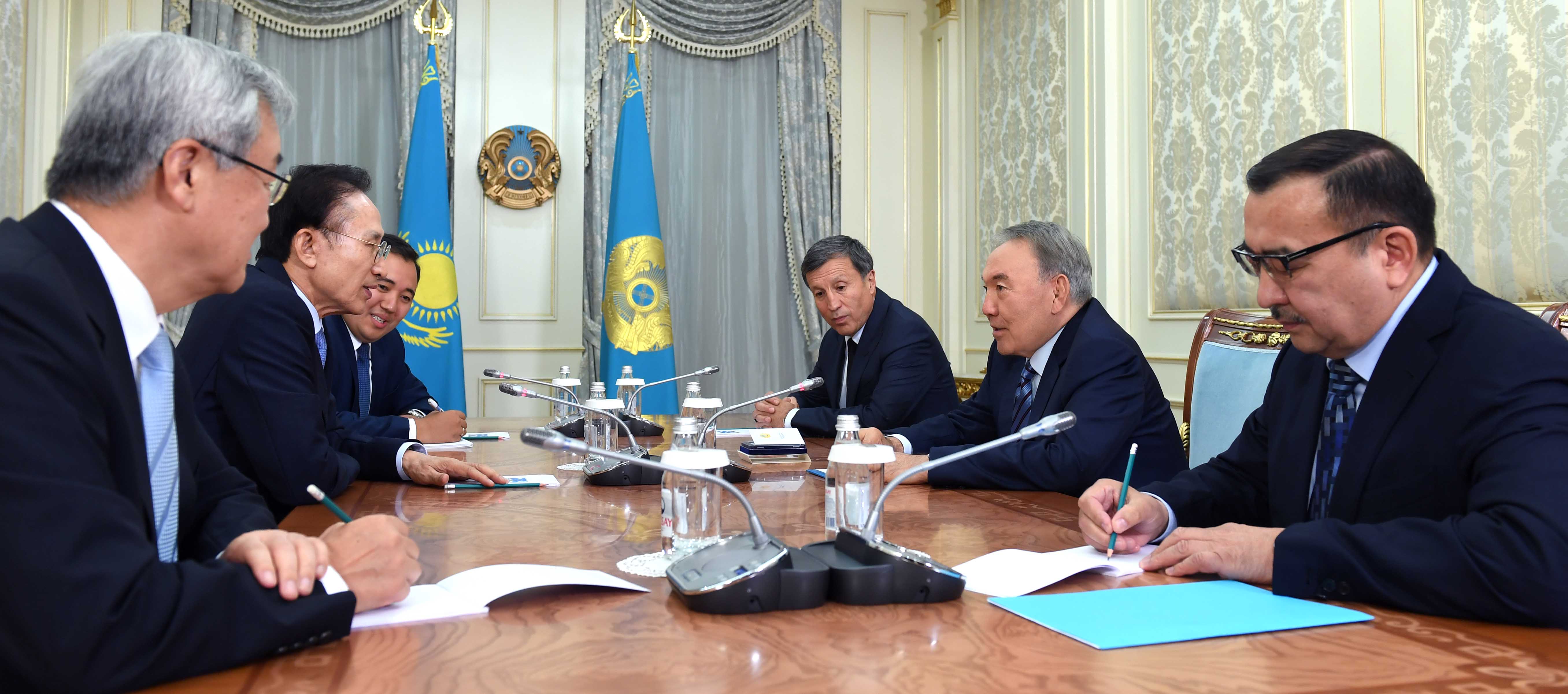 Нурсултан Назарбаев встретился с экс-Президентом Республики Корея Ли Мен Баком