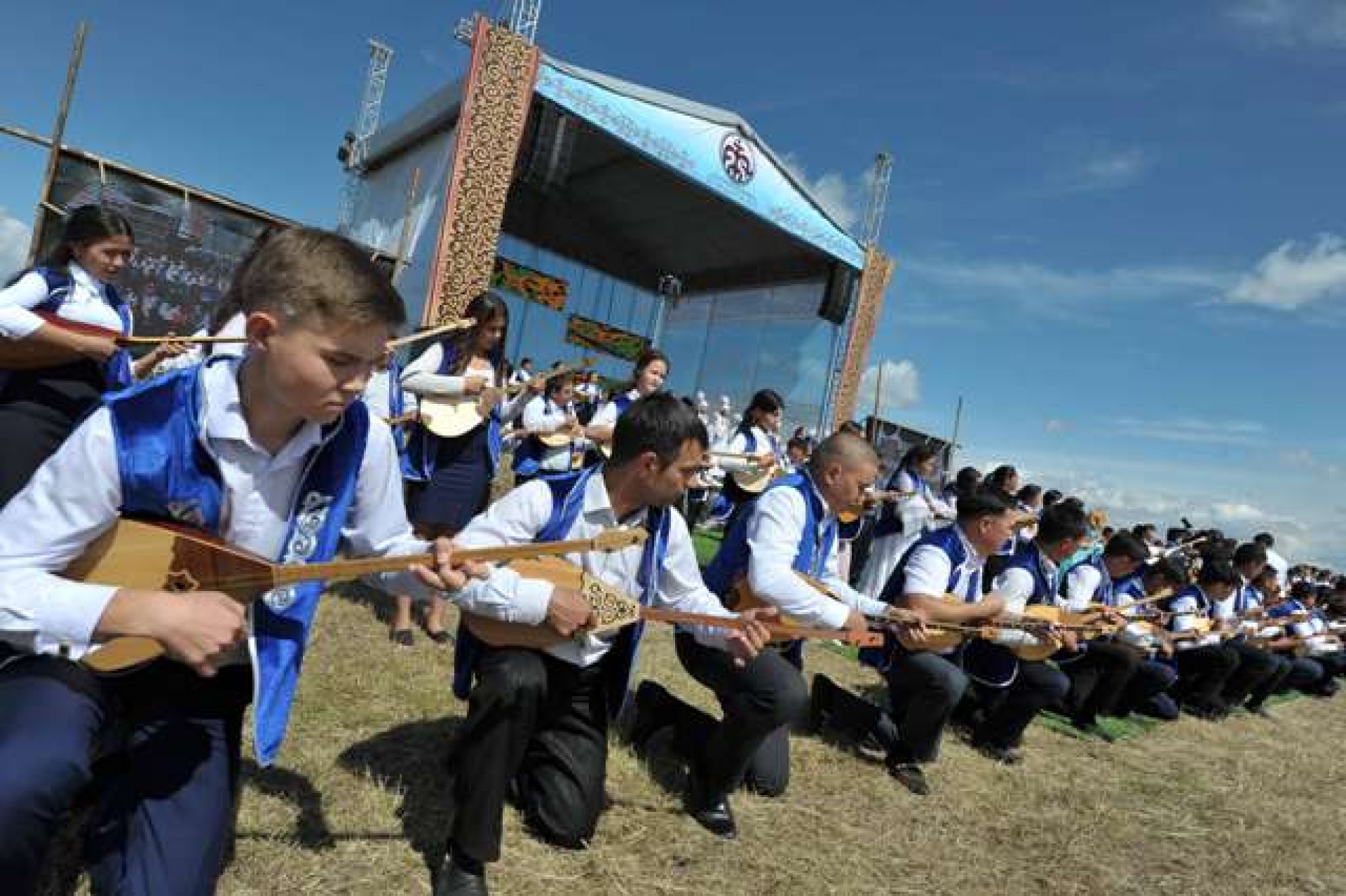 В Павлодаре 300 домбристов исполнили кюй Жаяу Мусы «Құм жылан»