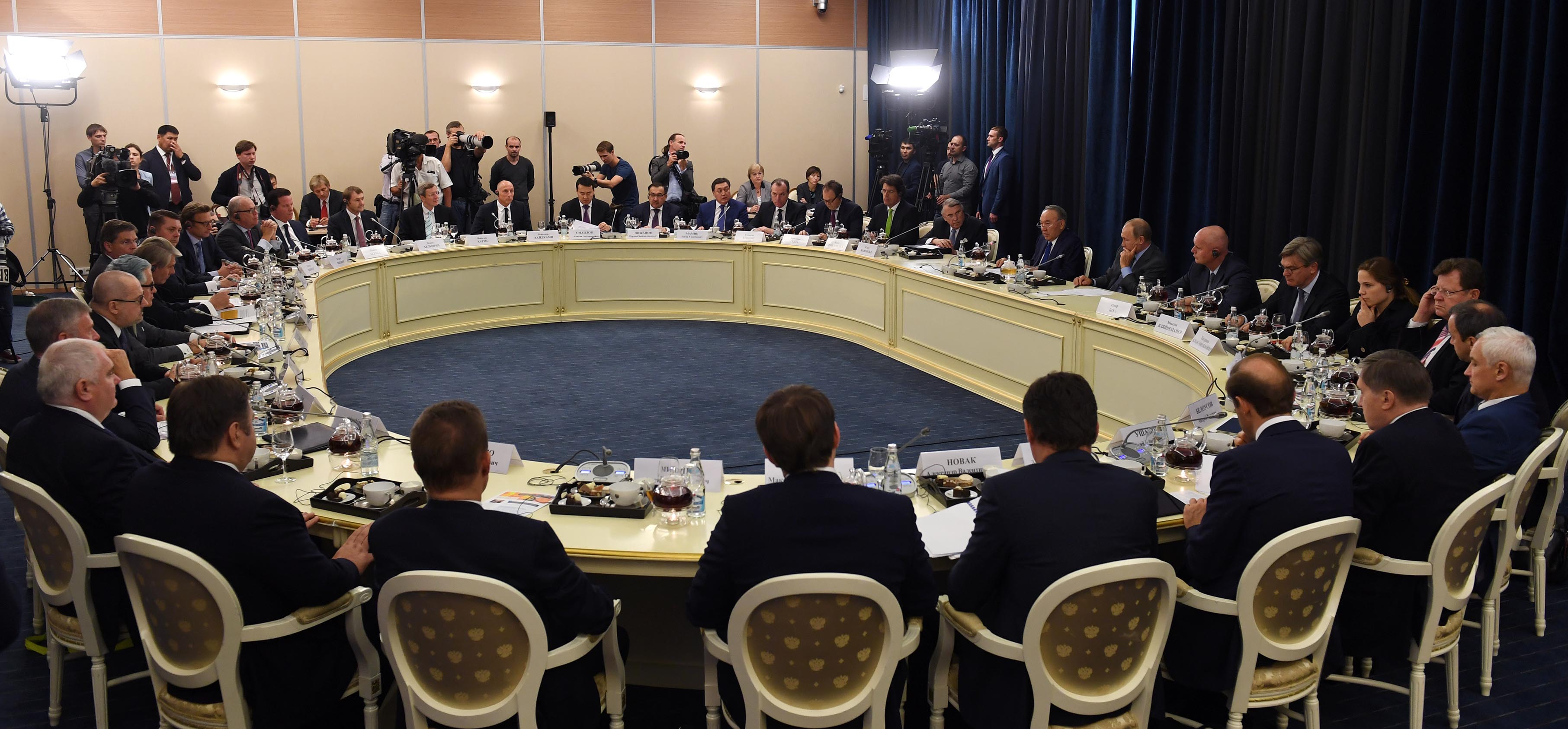 Назарбаев с Путиным встретились с представителями деловых кругов Германии
