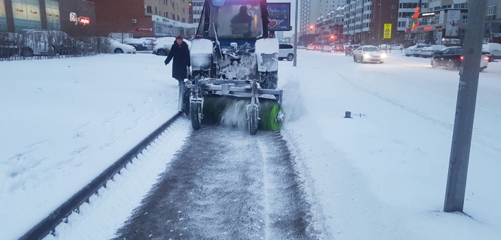 Снегопад в Астане вывел на уборку улиц дополнительную технику и рабочих 
