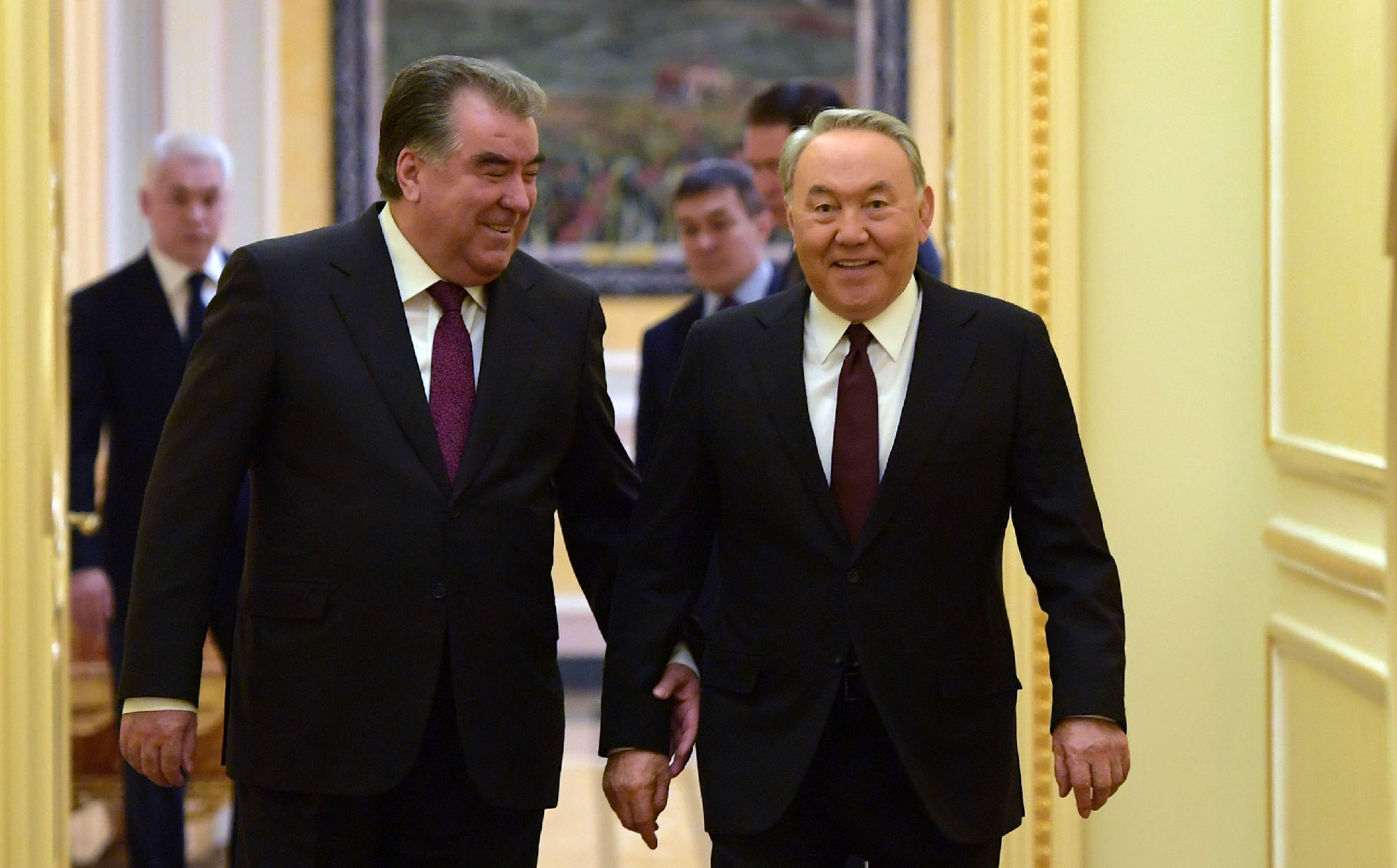 Глава государства наградил Президента Таджикистана орденом «Парасат»