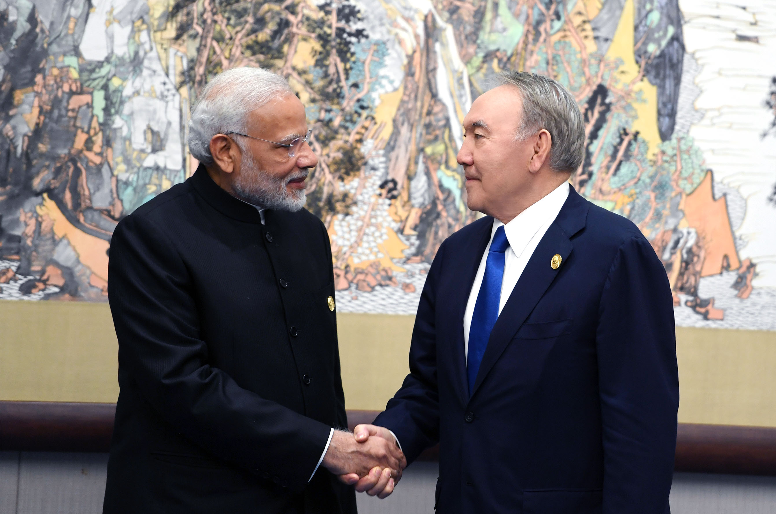 Нурсултан Назарбаев поздравил Премьер-министра Индии с полноправным вступлением страны в ШОС