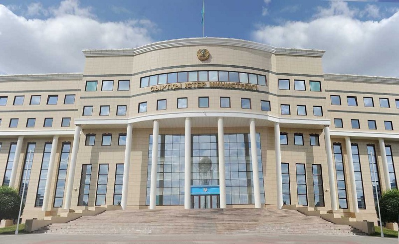 Б. Атамкулов переговорил по телефону с главами МИД Узбекистана и Таджикистана