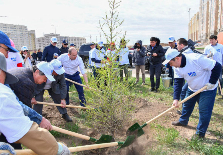 К юбилею газеты «Egemen Qazaqstan» в столице посадили 100 деревьев