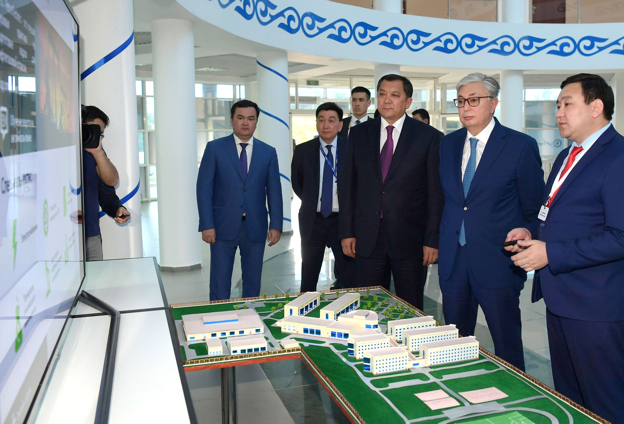 Президент Казахстана посетил Высший колледж APEC PetroTechnic