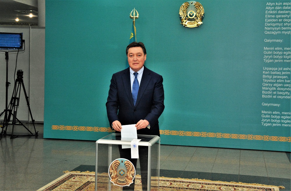 Премьер-Министр Аскар Мамин проголосовал на выборах Президента