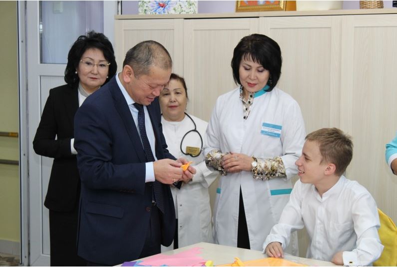 Б. Нурымбетов посетил социальные объекты и центры занятости населения Алматы