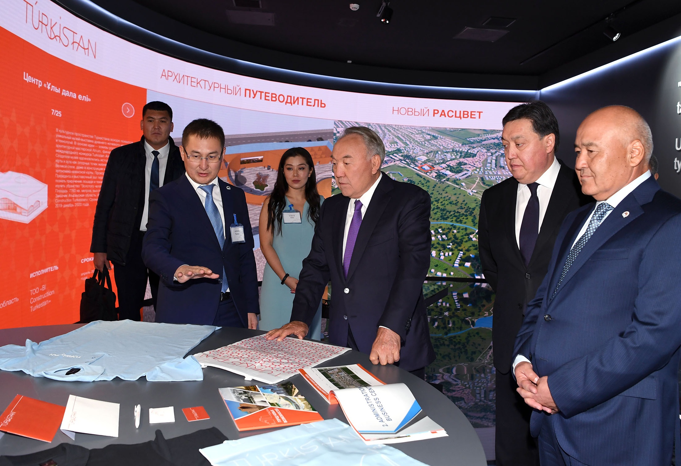 Первый Президент Казахстана ознакомился с ходом строительства административно-делового центра