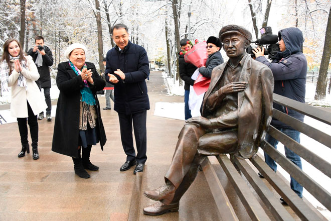 В Алматы открыли памятник Шамши Калдаякову